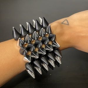 🌿 Plastic Spiked Cuff